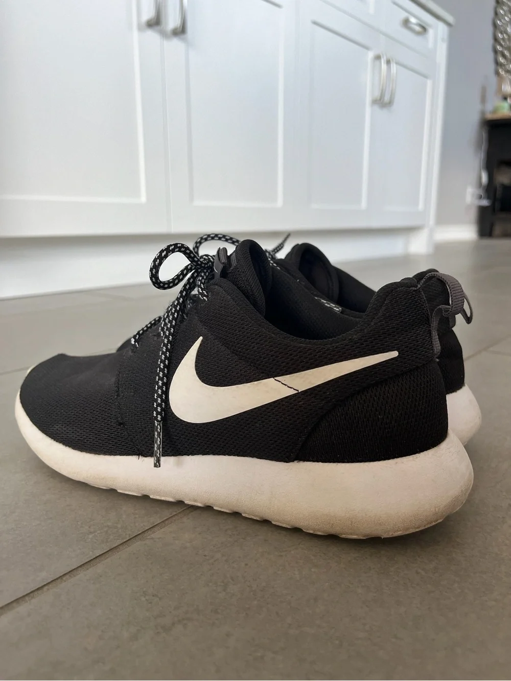 Nike Roshe Lightweight Sneakers - Picture 4 of 9